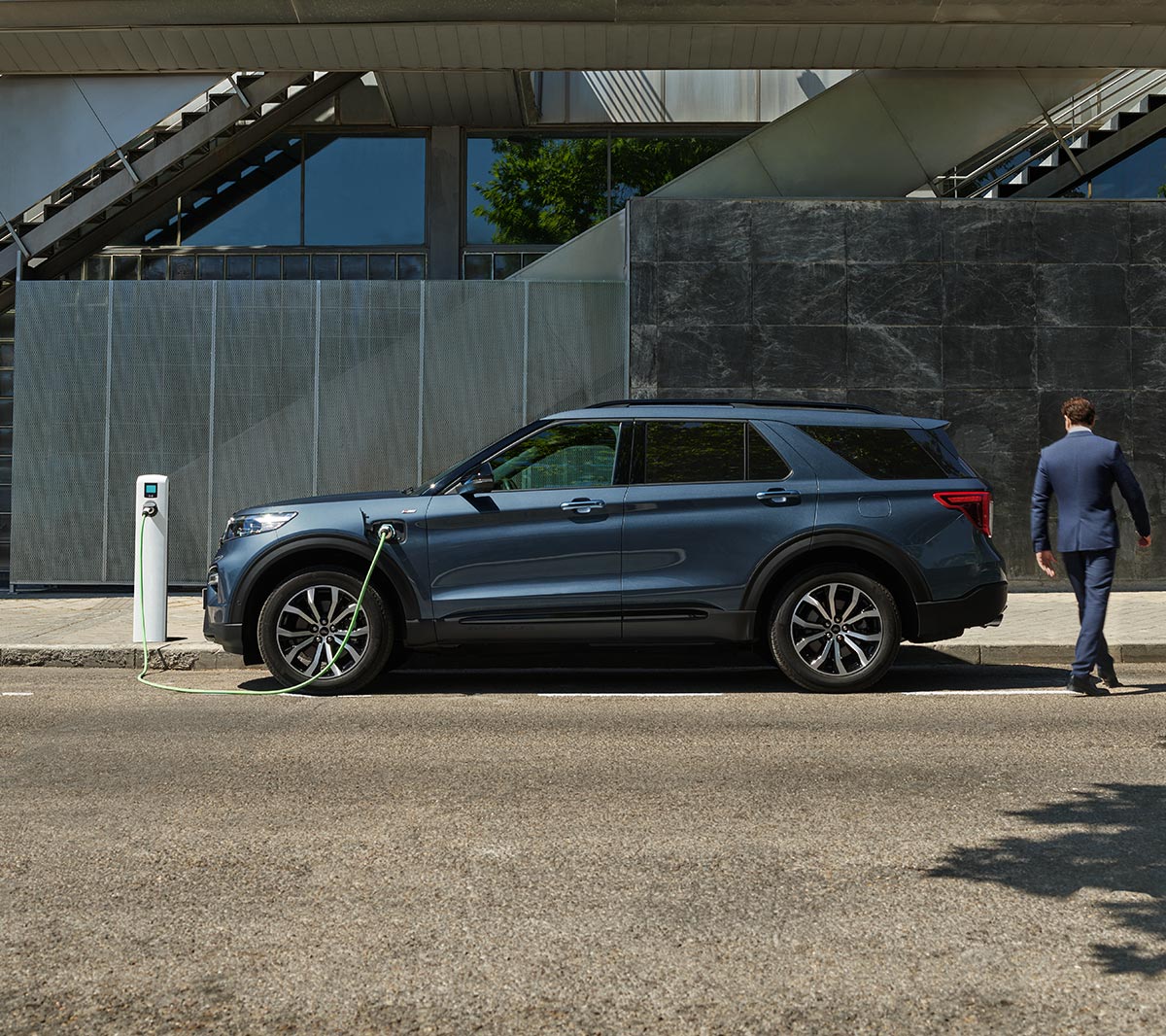 Ford Explorer aan het opladen aan een laadpaal