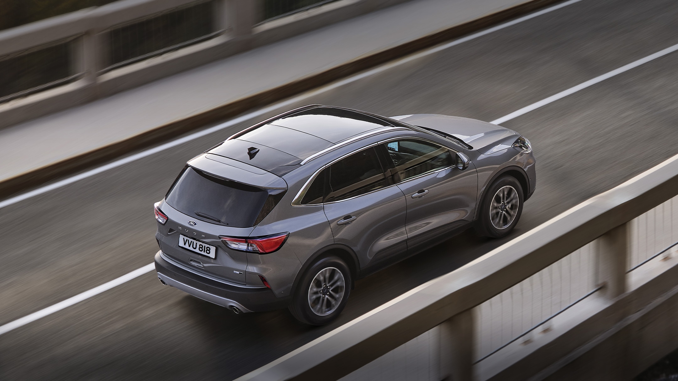 Vrouw zittend in de nieuwe Ford Kuga Plug-In Hybrid 