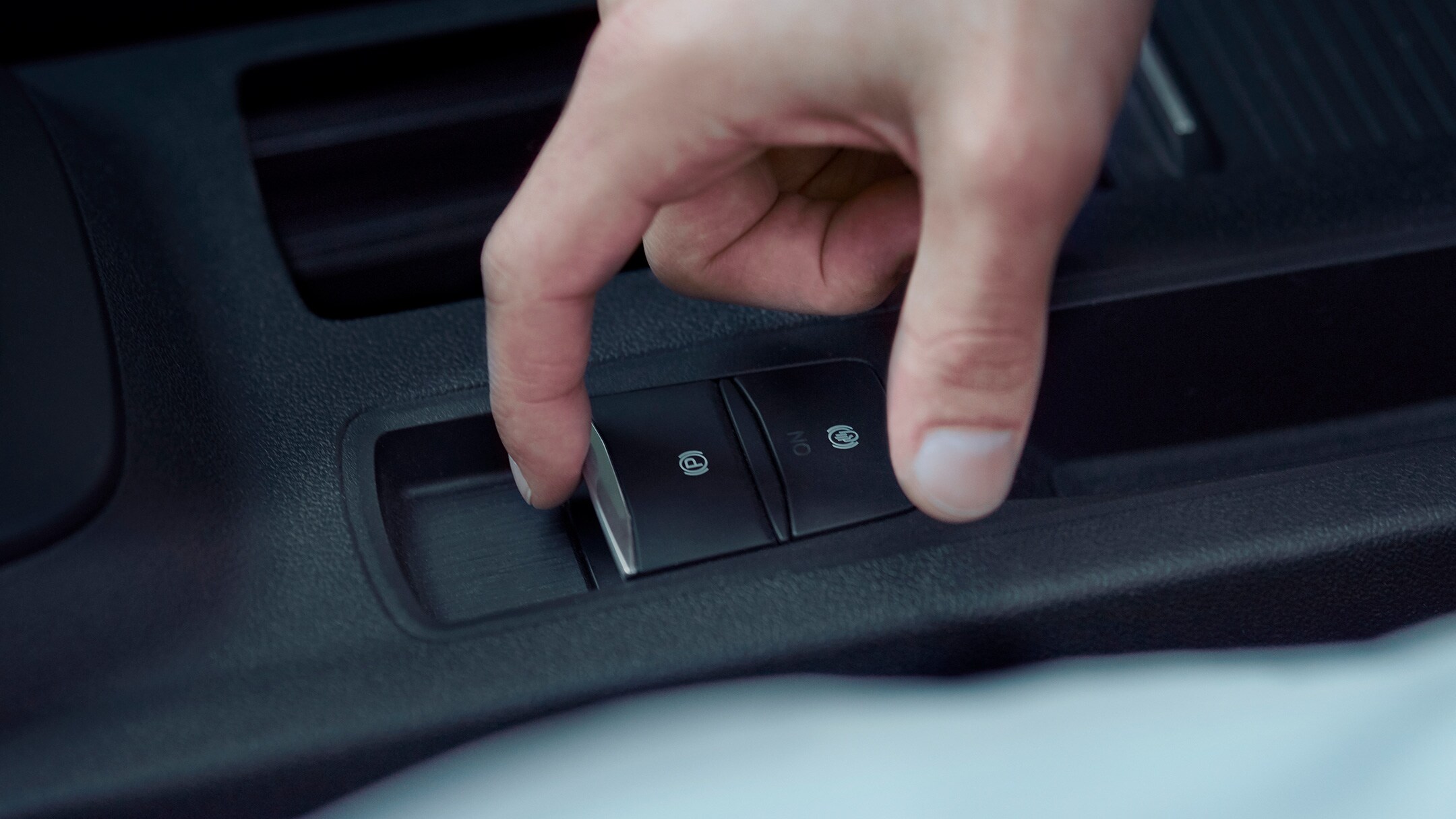 Vrouw zittend in de nieuwe Ford Kuga Plug-In Hybrid