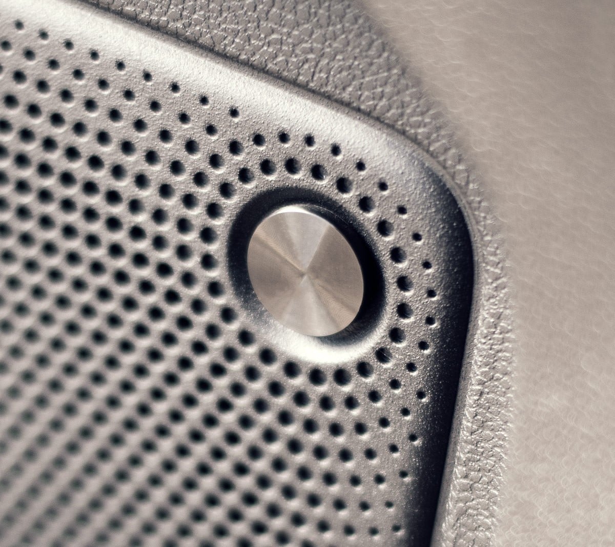 De Ford Kuga Plug-In Hybrid met close-up van B&O speaker