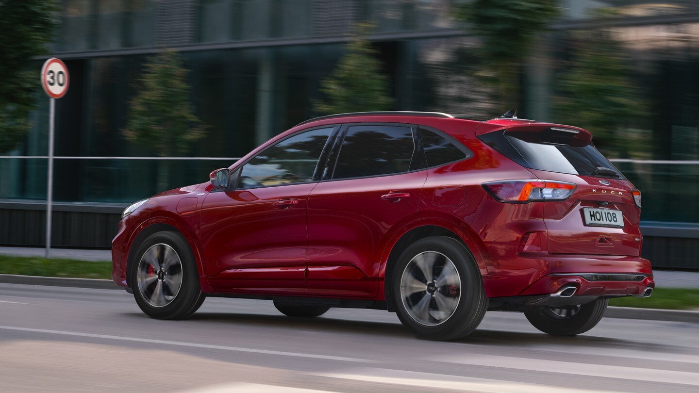 De Ford Kuga Plug-In Hybrid rijdend door de stad