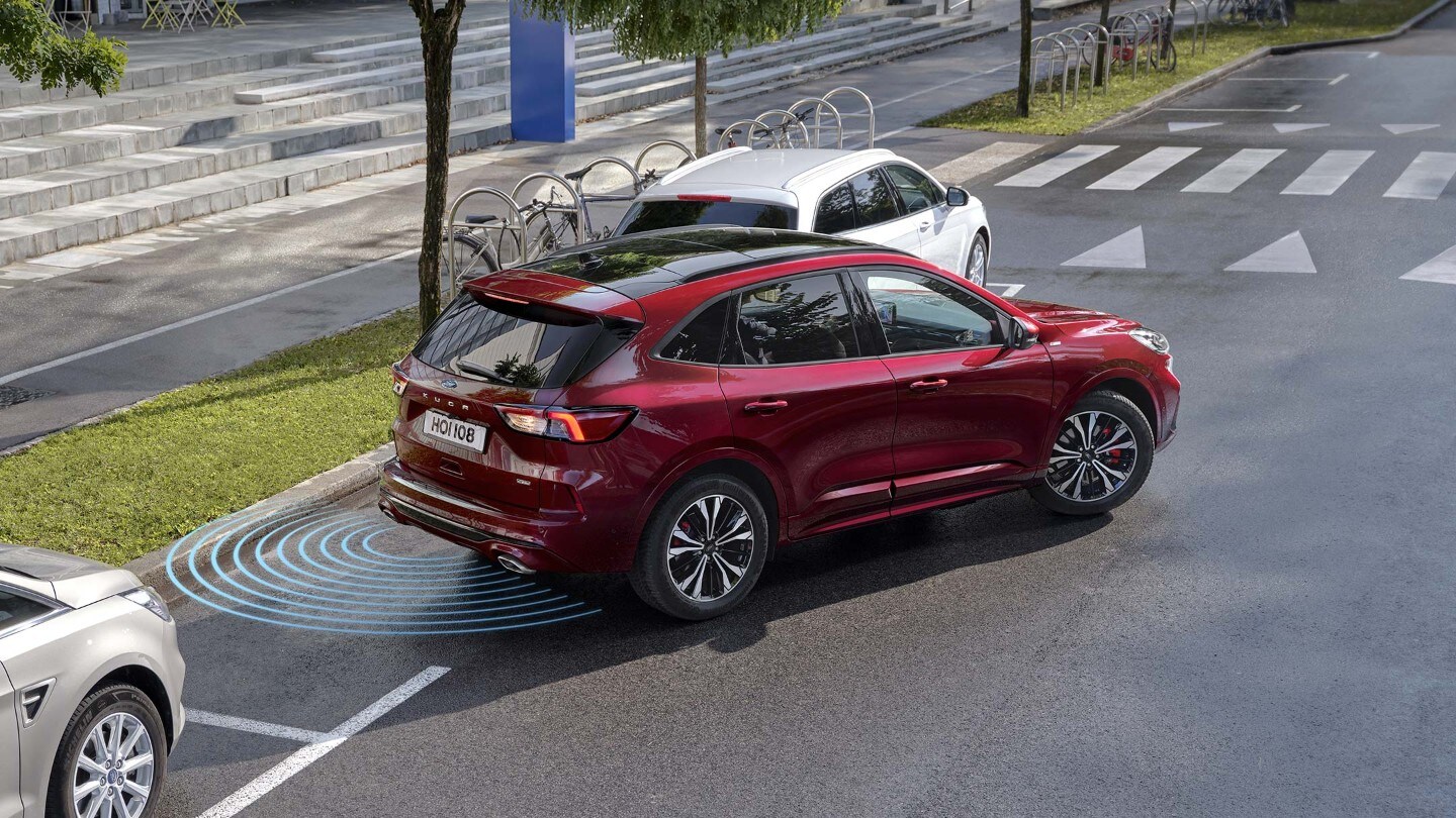 De Ford Kuga Plug-In Hybrid parkeert eenvoudig in