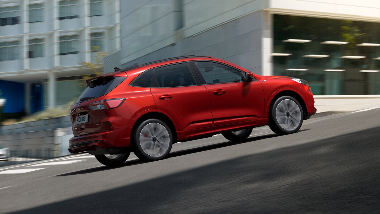 De Ford Kuga Plug-In Hybrid rijdend door de stad