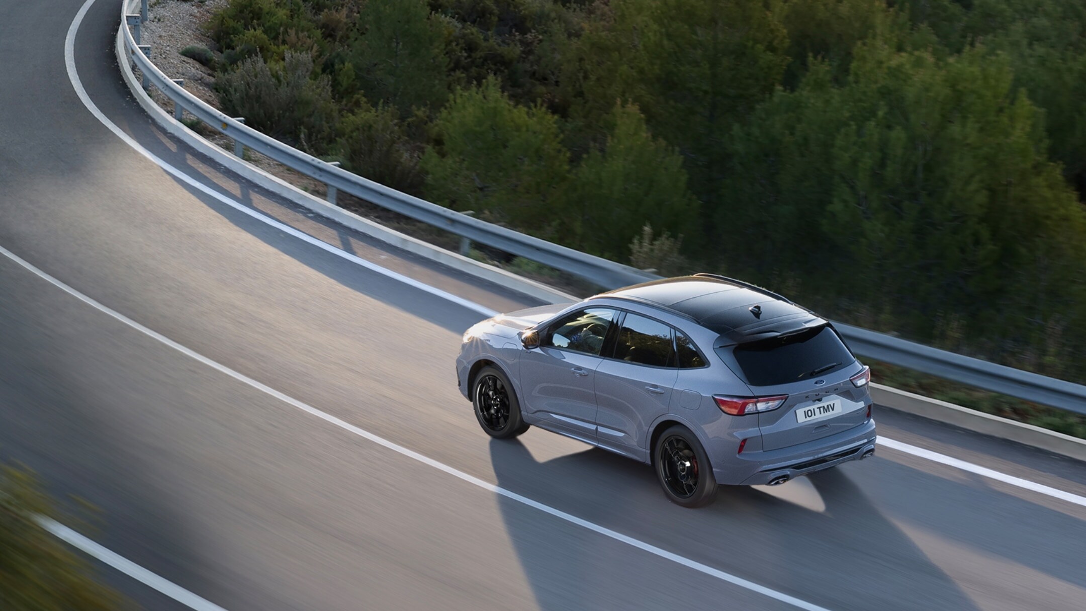 Ford Kuga Lane Assist-technologie, ook wel rijbaanassistentie genoemd, in actie.
