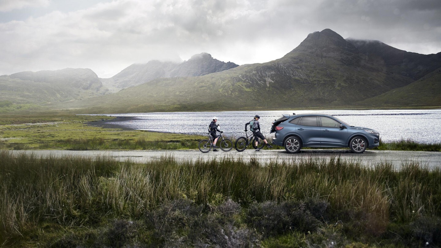Nieuwe Ford Kuga Plug-In Hybrid thuis geparkeerd