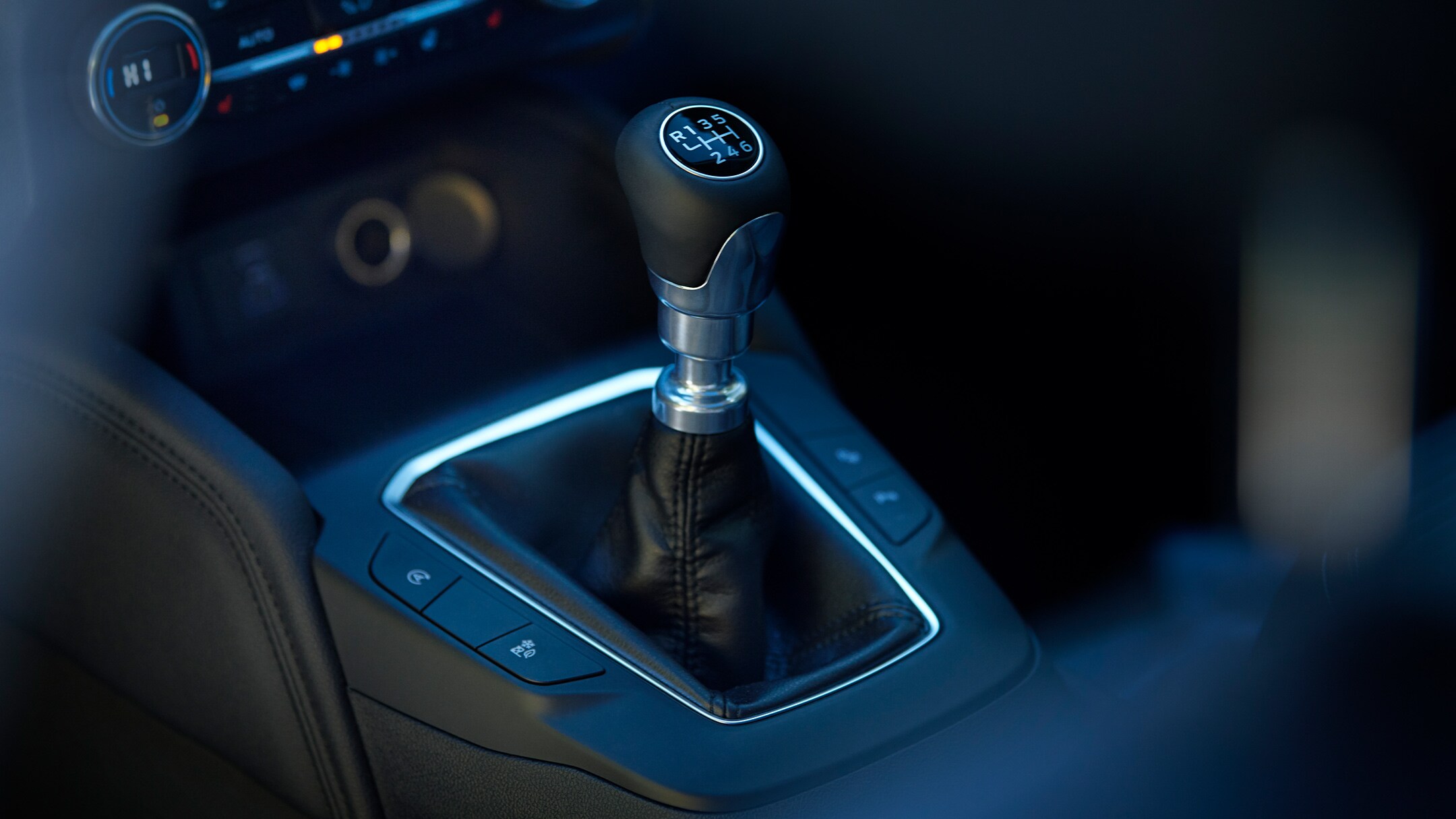 Versnellingsbak van de nieuwe Ford Kuga Plug-In Hybrid 