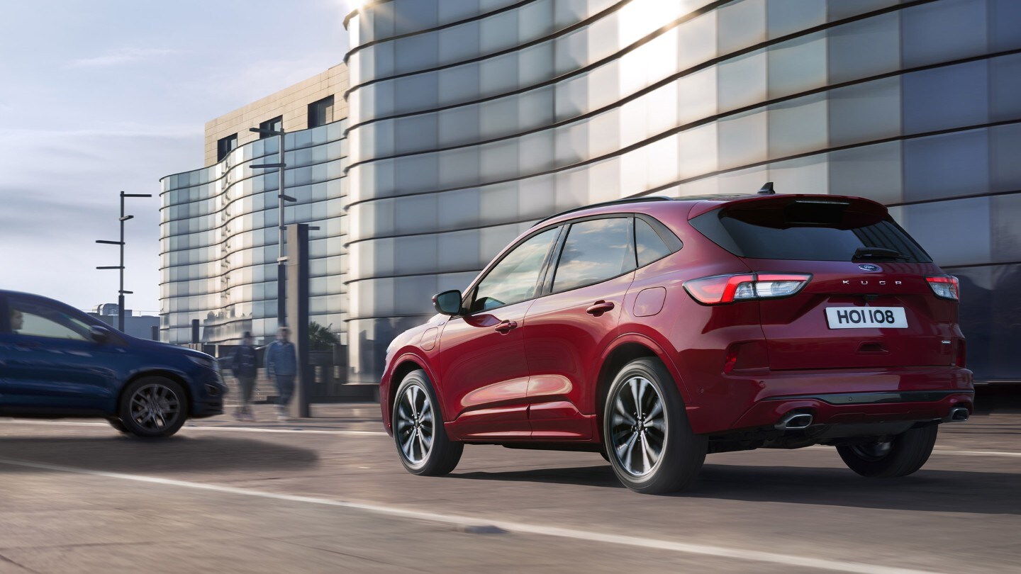 Rode nieuwe Ford Kuga Plug-In Hybrid achteraanzicht