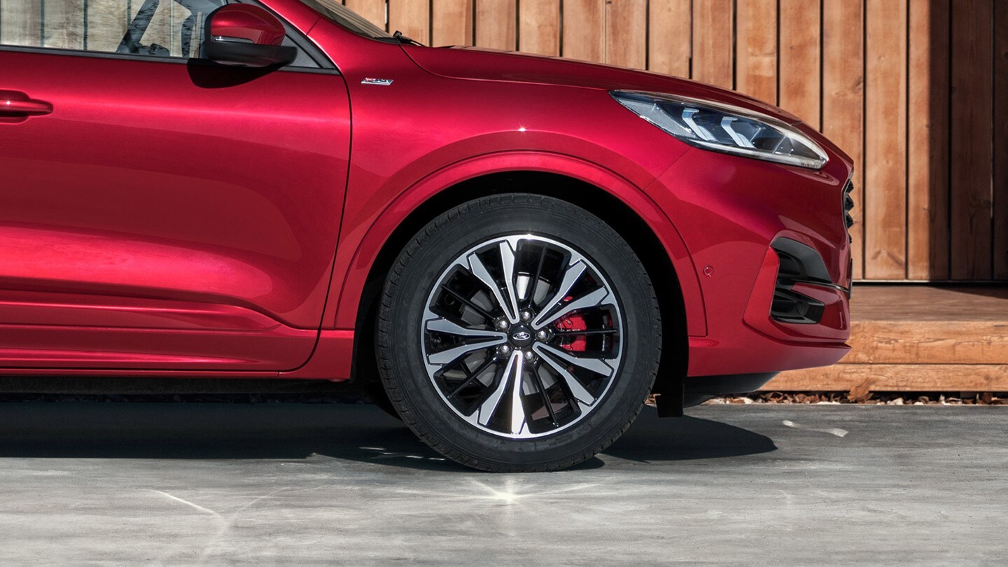 Close up van de velgen van de Ford Kuga Plug-In Hybrid 