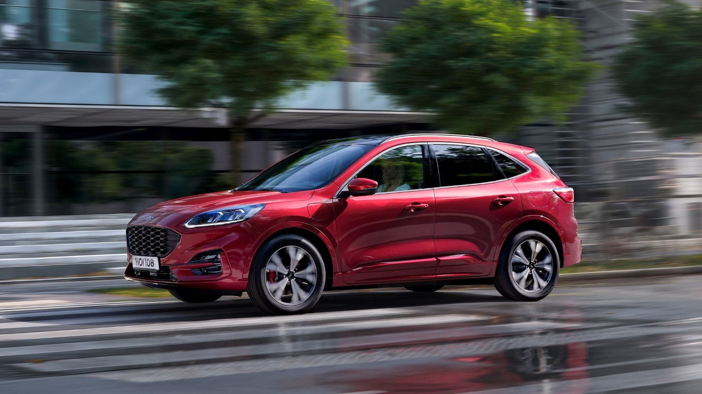 Rode Ford Kuga Plug-In Hybrid rijdend door de stad