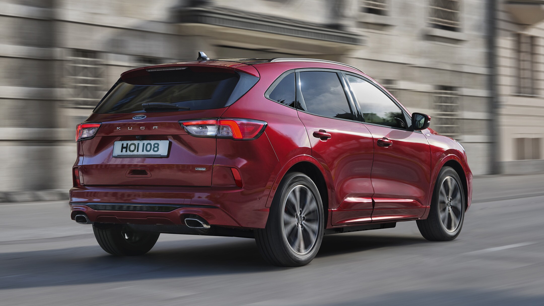 De Ford Kuga ST-Line Plug-In Hybrid rijdt op de weg