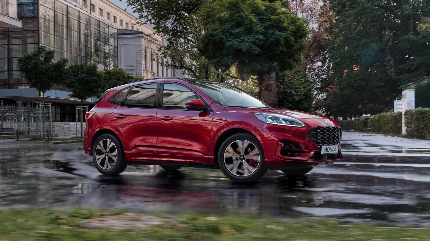 De Ford Kuga ST-Line Plug-In Hybrid rijdt op de weg