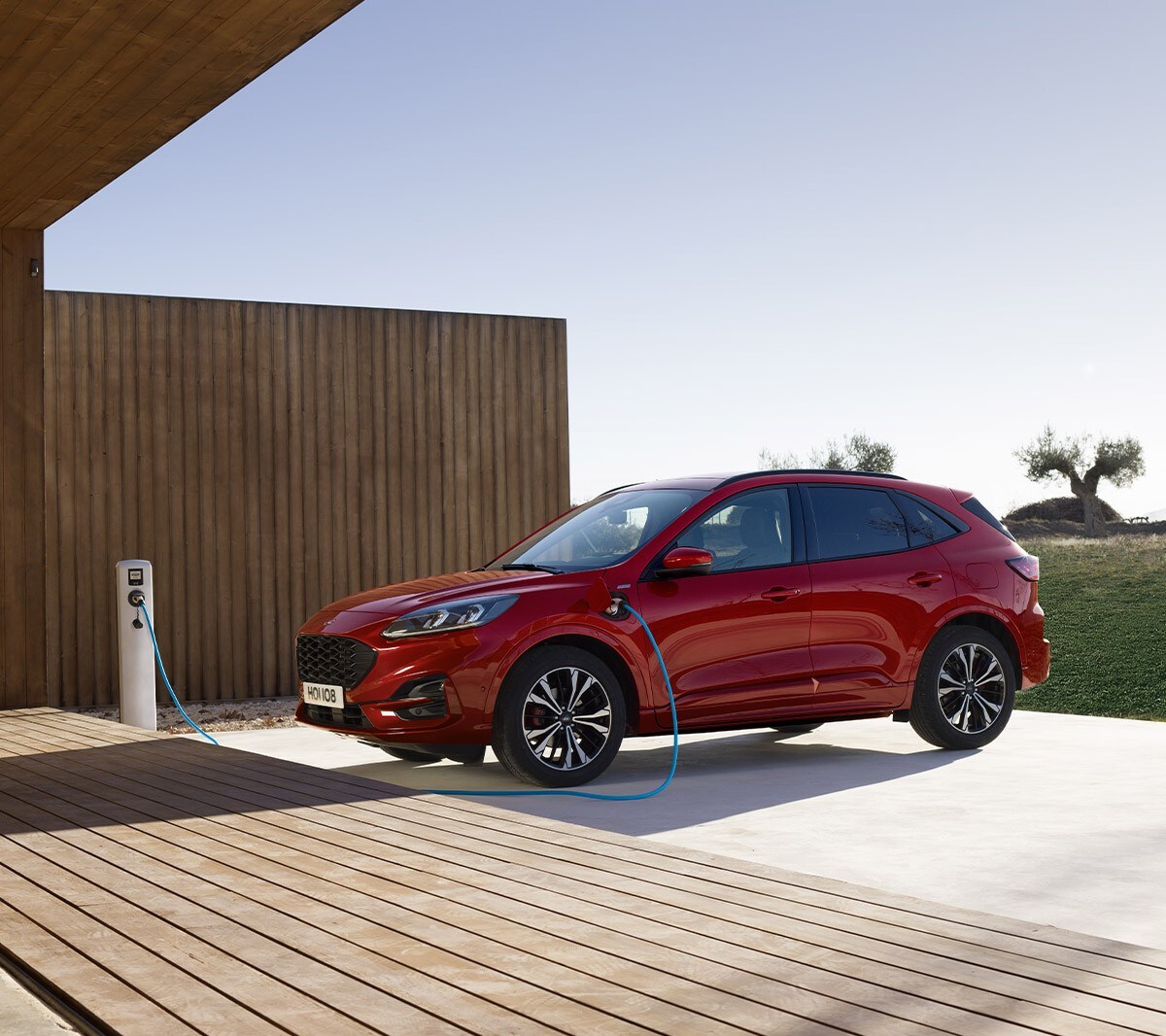 Zijaanzicht van de rode nieuwe Ford Kuga Plug-In Hybrid 