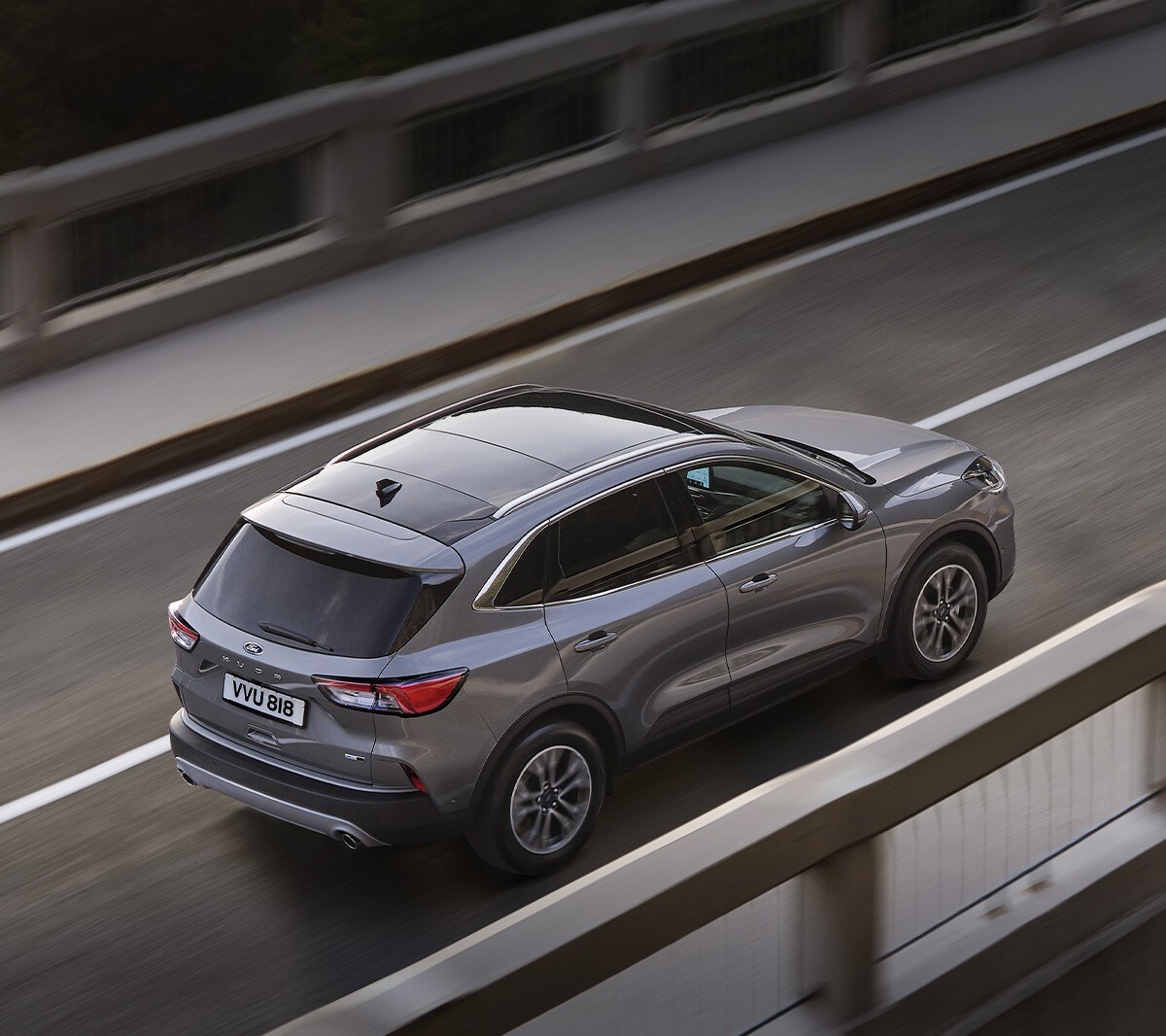 De Ford Kuga Titaniun Plug-In Hybrid rijdt over een brug