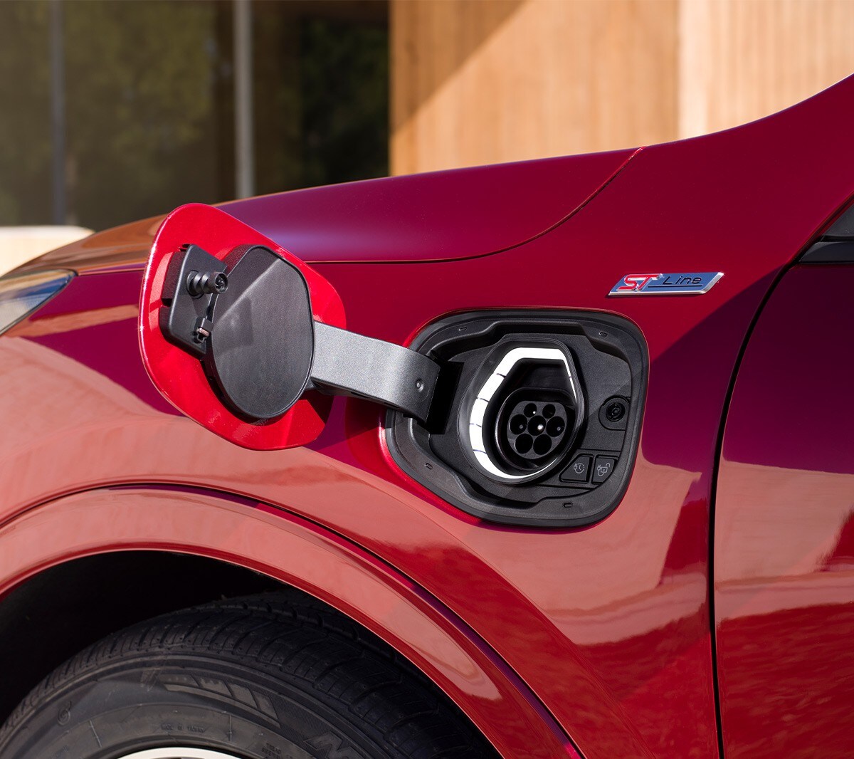 De Ford Kuga Plug-In Hybrid met oplaadpoort van dichtbij