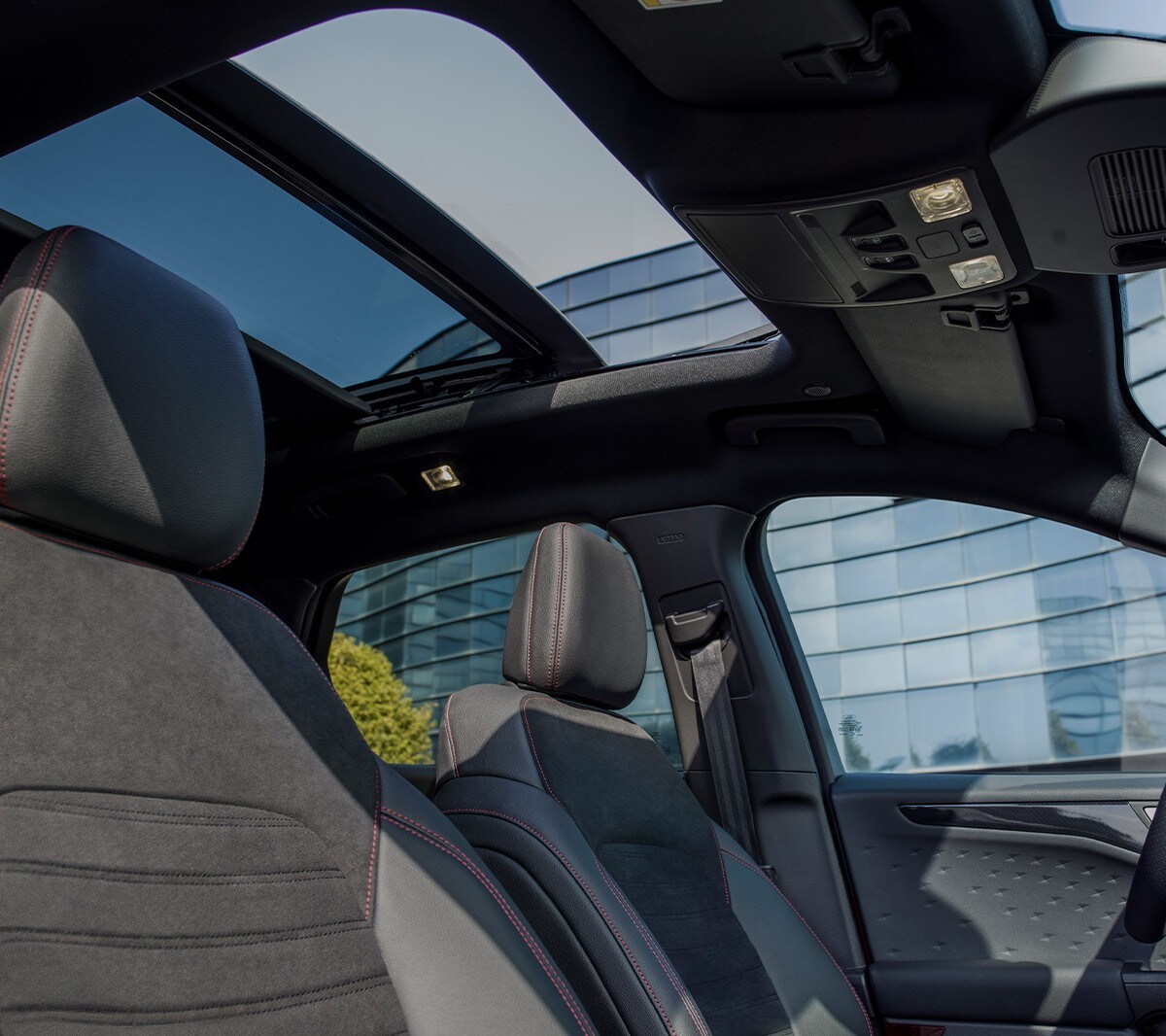 De Ford Kuga Plug-In Hybrid met open panoramadak