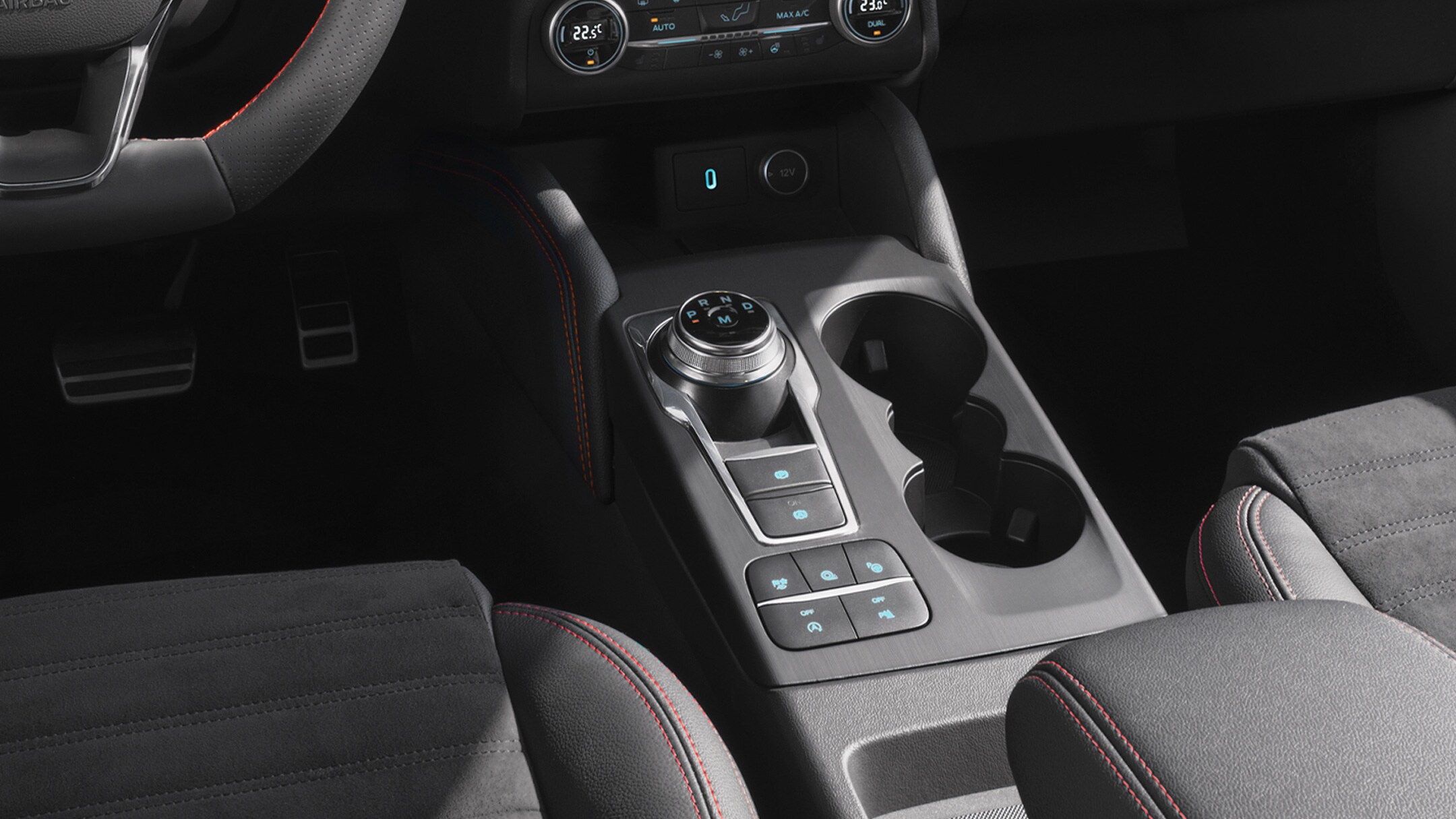 De Ford Kuga Plug-In Hybrid en close-up van schakelbak