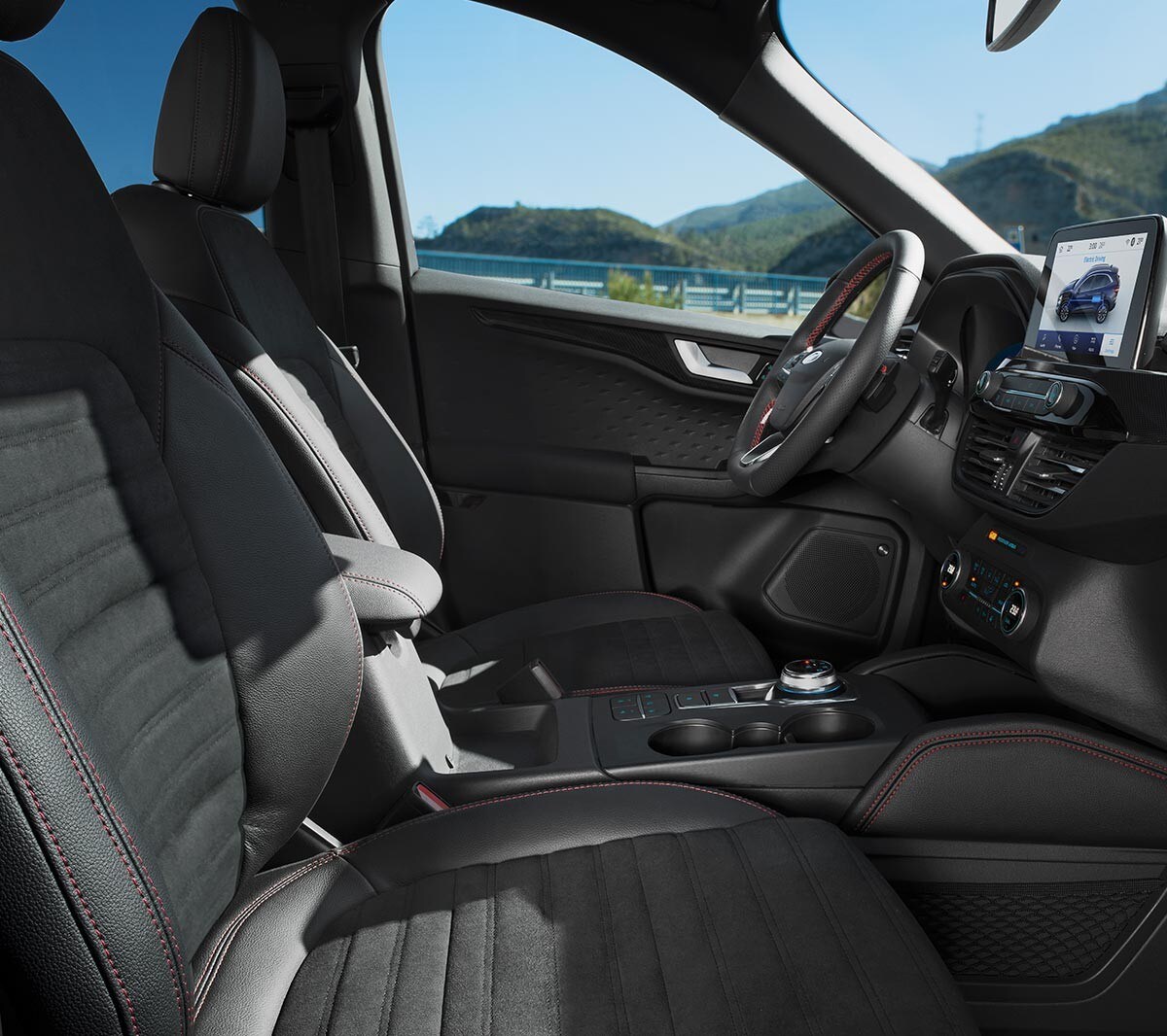 De Ford Kuga Plug-In Hybrid interieur met stuur, SYNC 3 en stuur