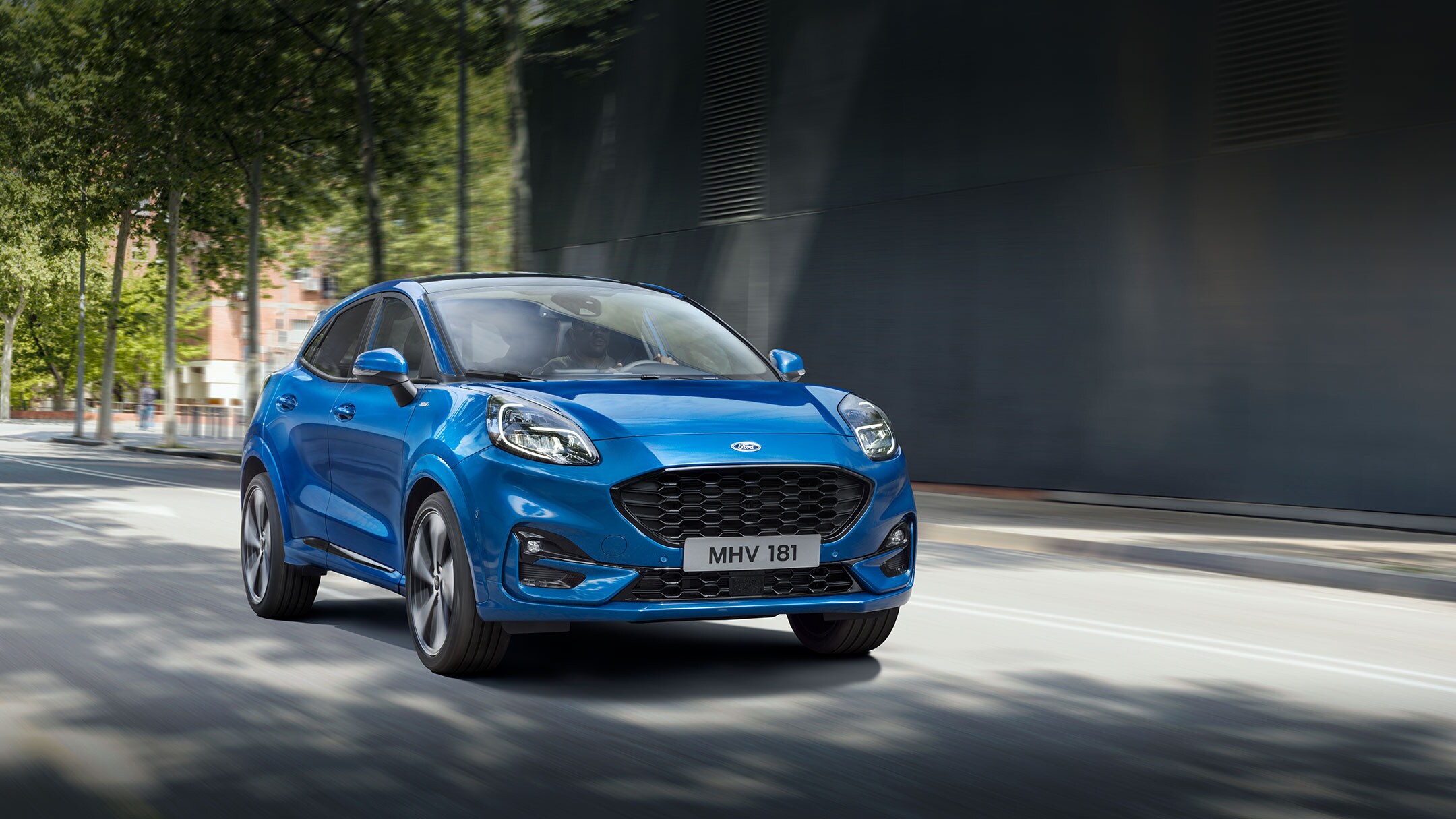 De blauwe Ford Puma rijdend vooraanzicht