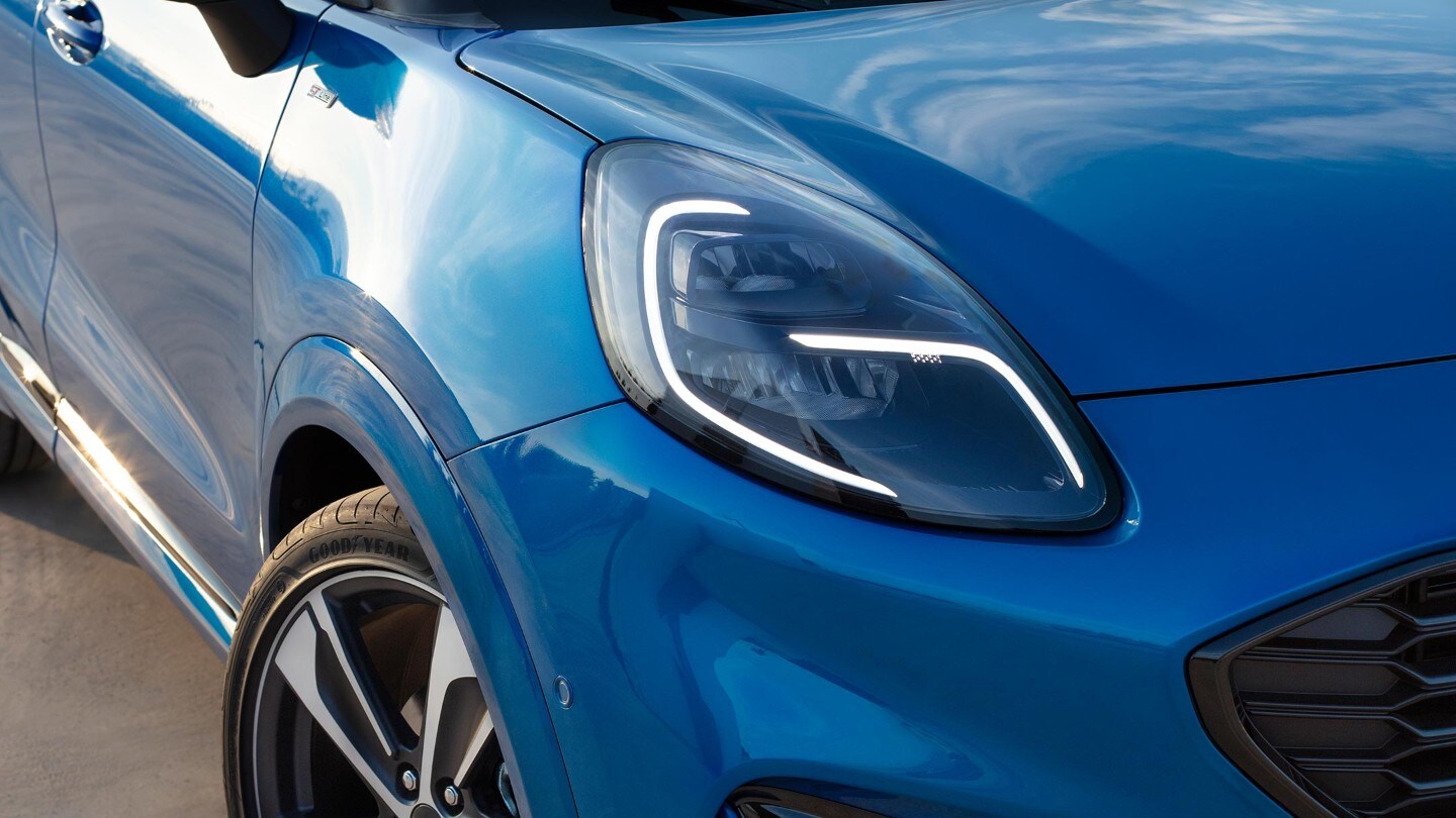 De blauwe Ford Puma ingezoomd op de koplampen