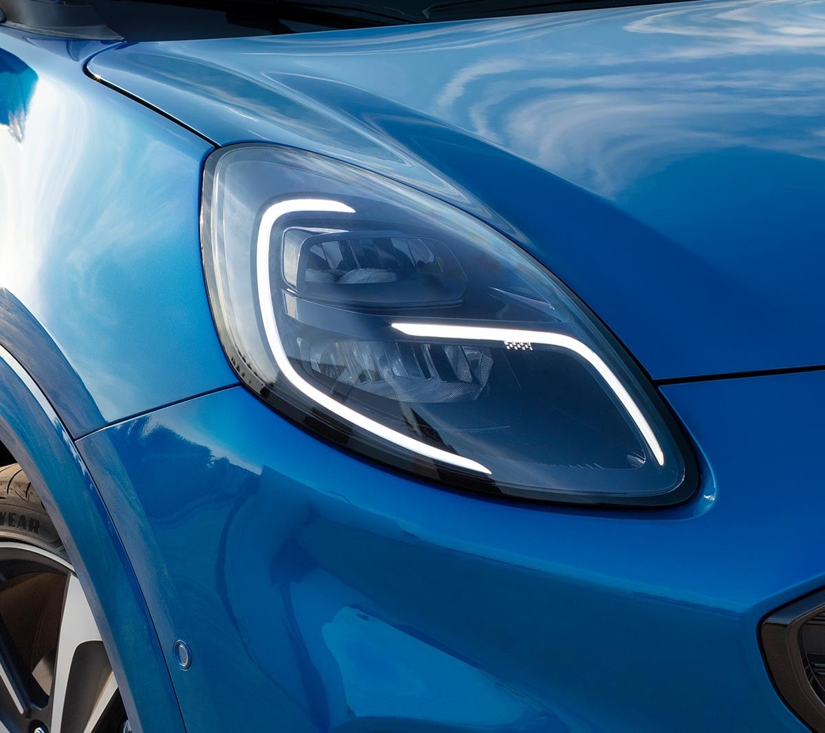 De blauwe Ford Puma close op led-voorlicht
