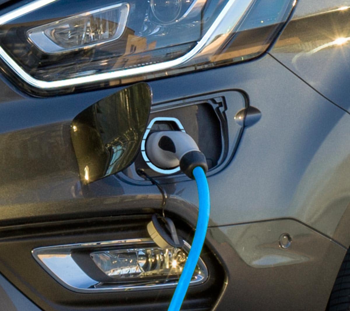 New Tourneo Custom PHEV charging point close up