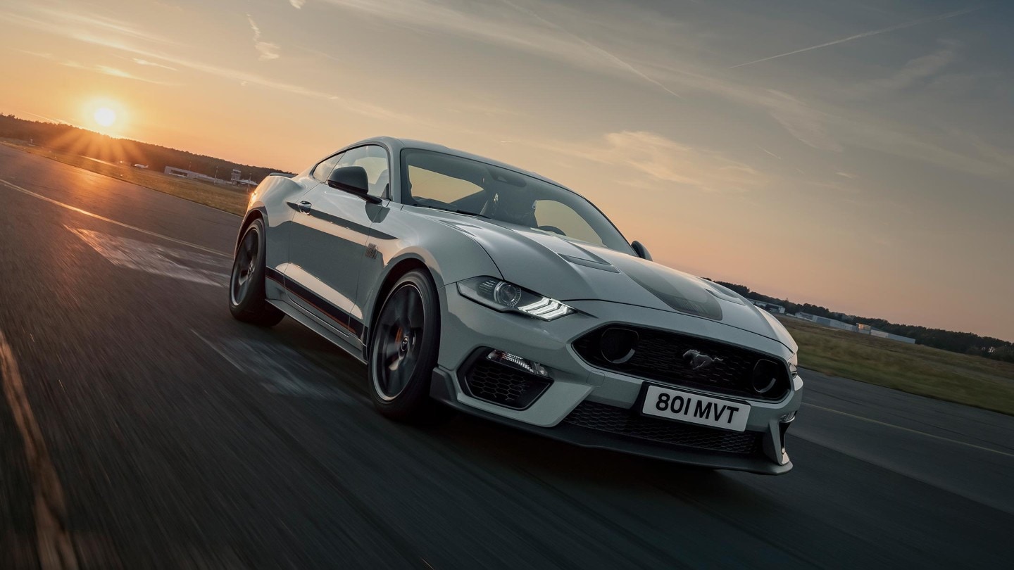 Vooraanzicht van de Mustang Mach-1 