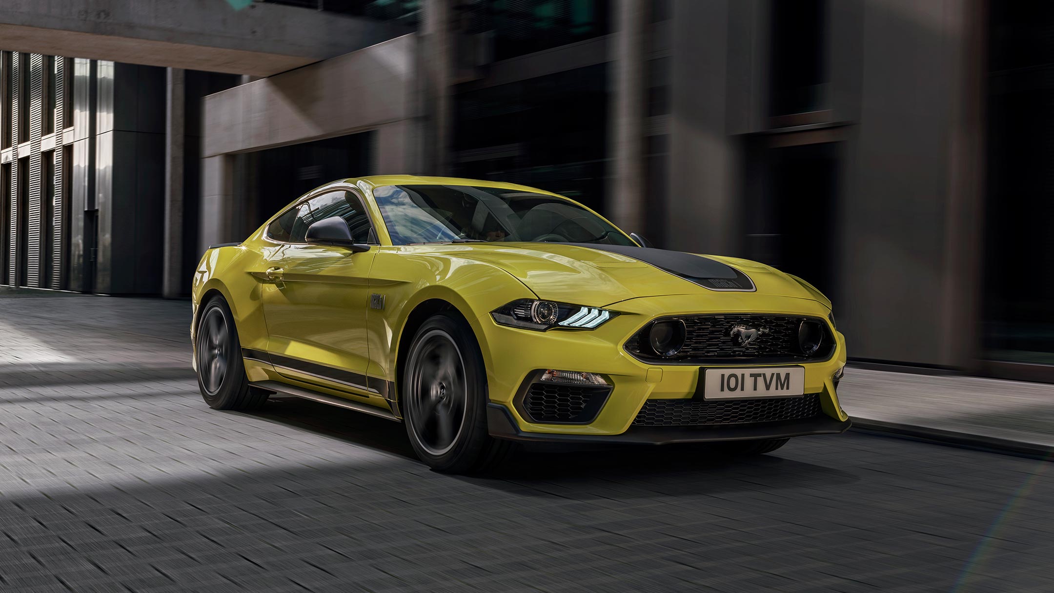 De Mustang Mach-1 rijdt door een straat