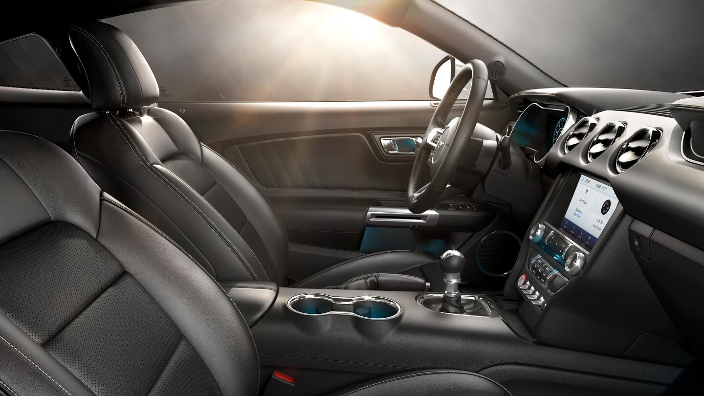 Zijaanzicht van het interieur van de Mustang GT