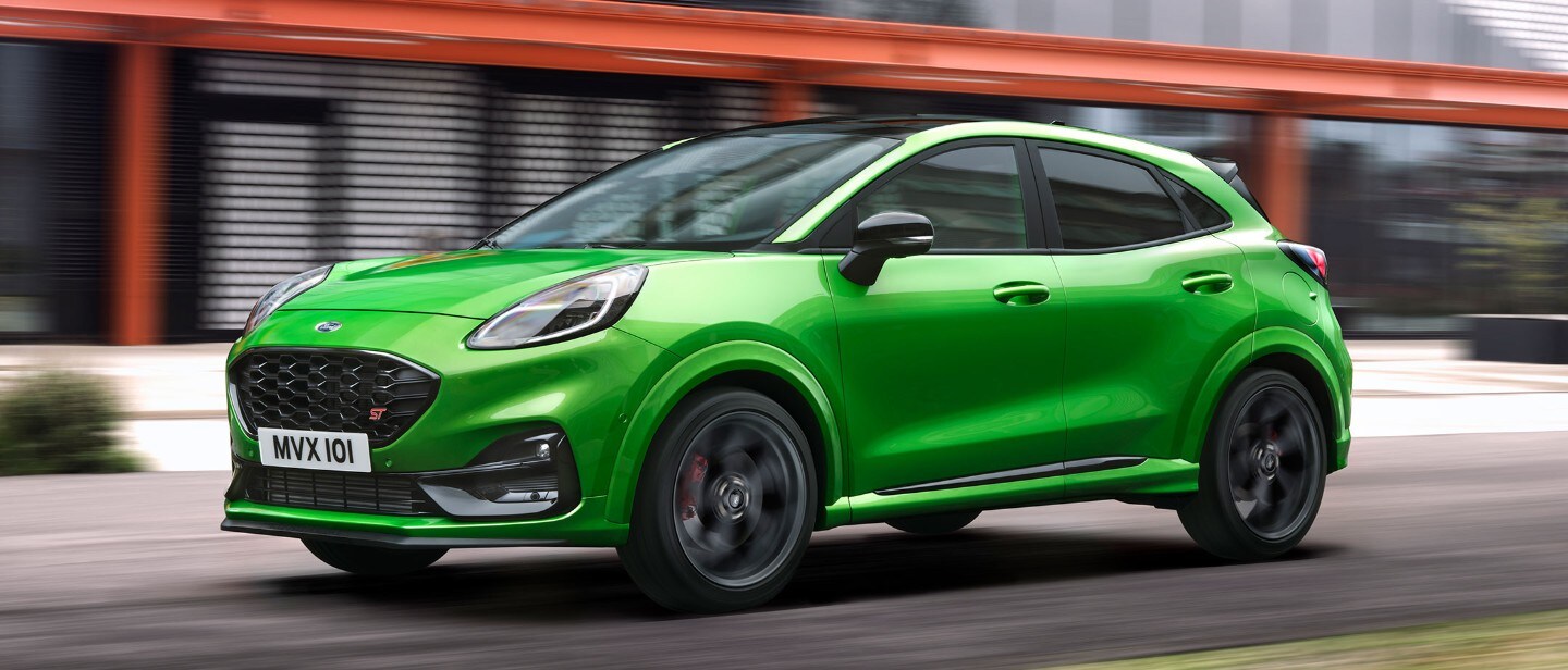 De Ford Puma ST-X rijdt door de stad