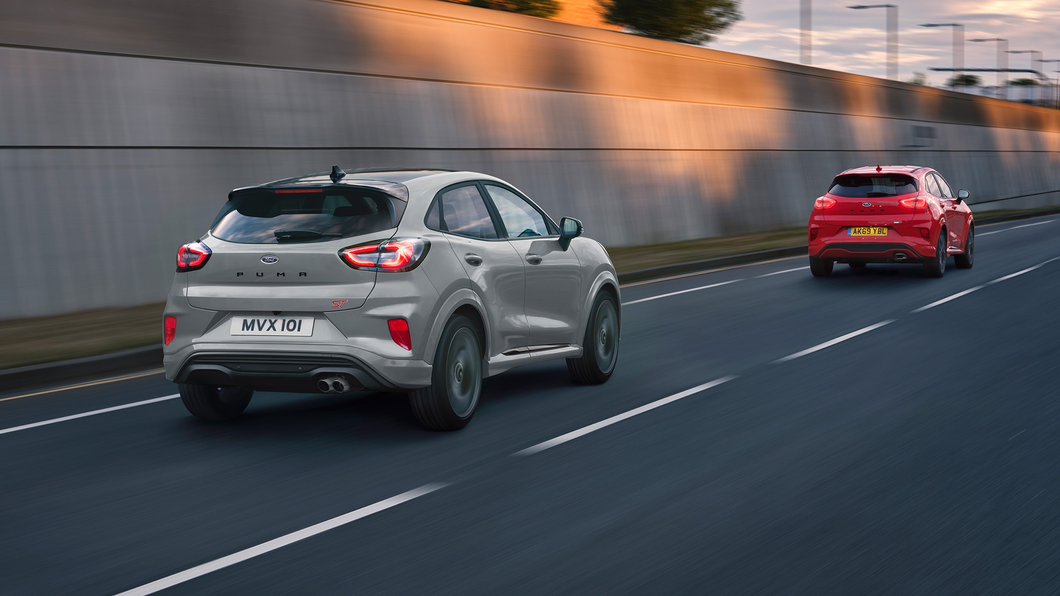 De Ford Puma ST-X rijdt op de snelweg