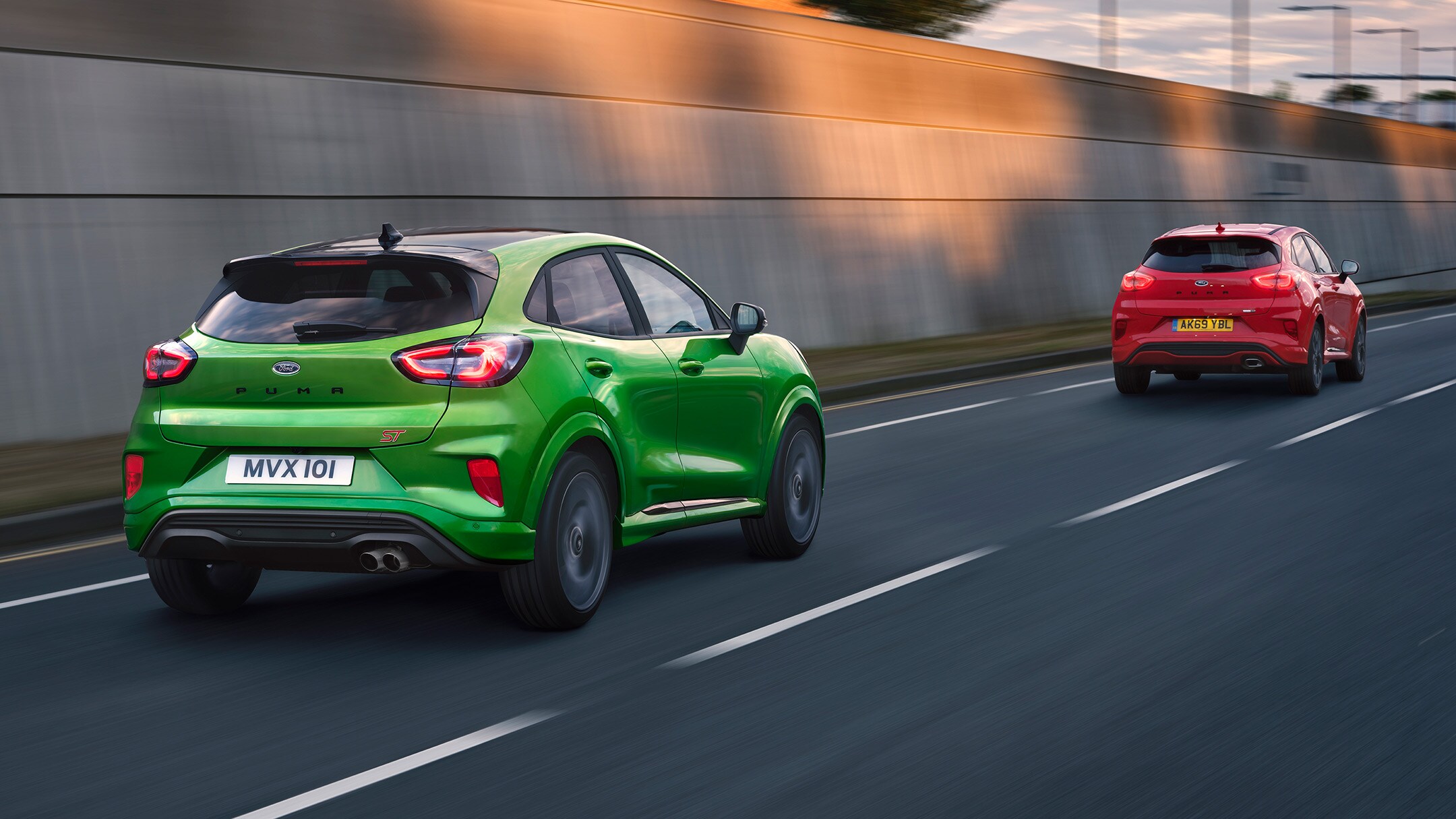 De Ford Puma ST-X rijdt op de snelweg