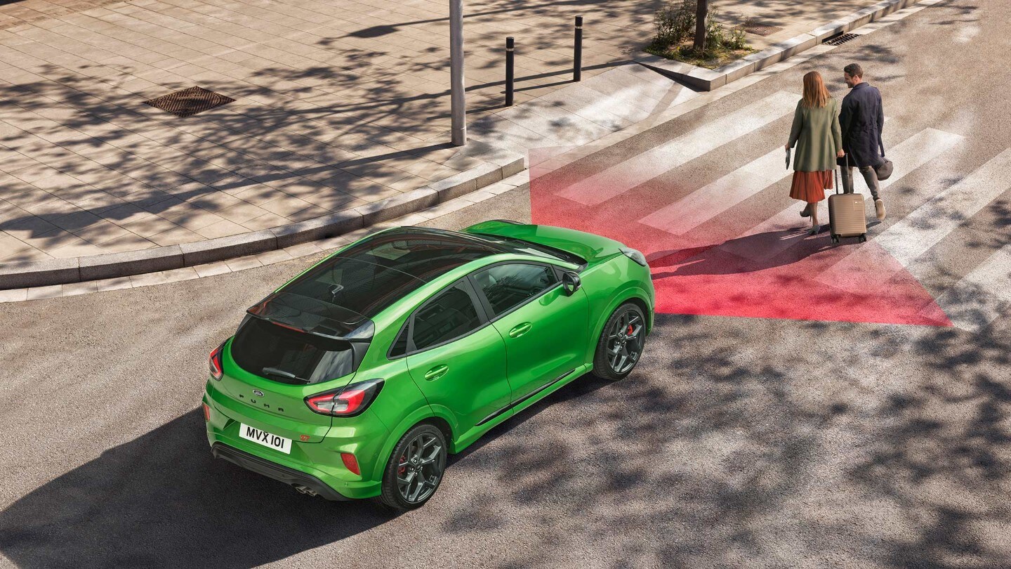 De Ford Puma ST-X wacht voor zebrapad