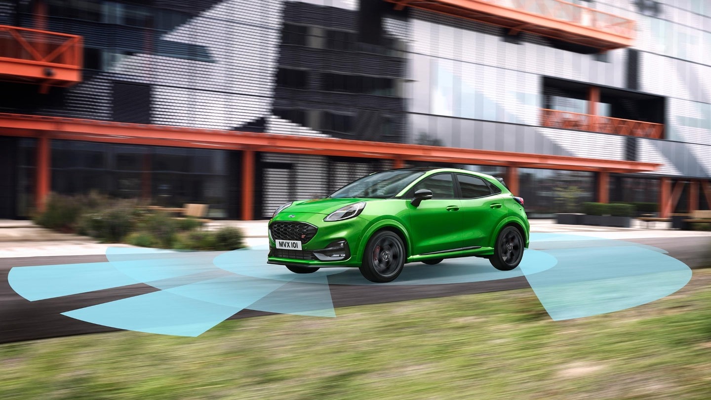 De Ford Puma ST-X rijdt door een stad