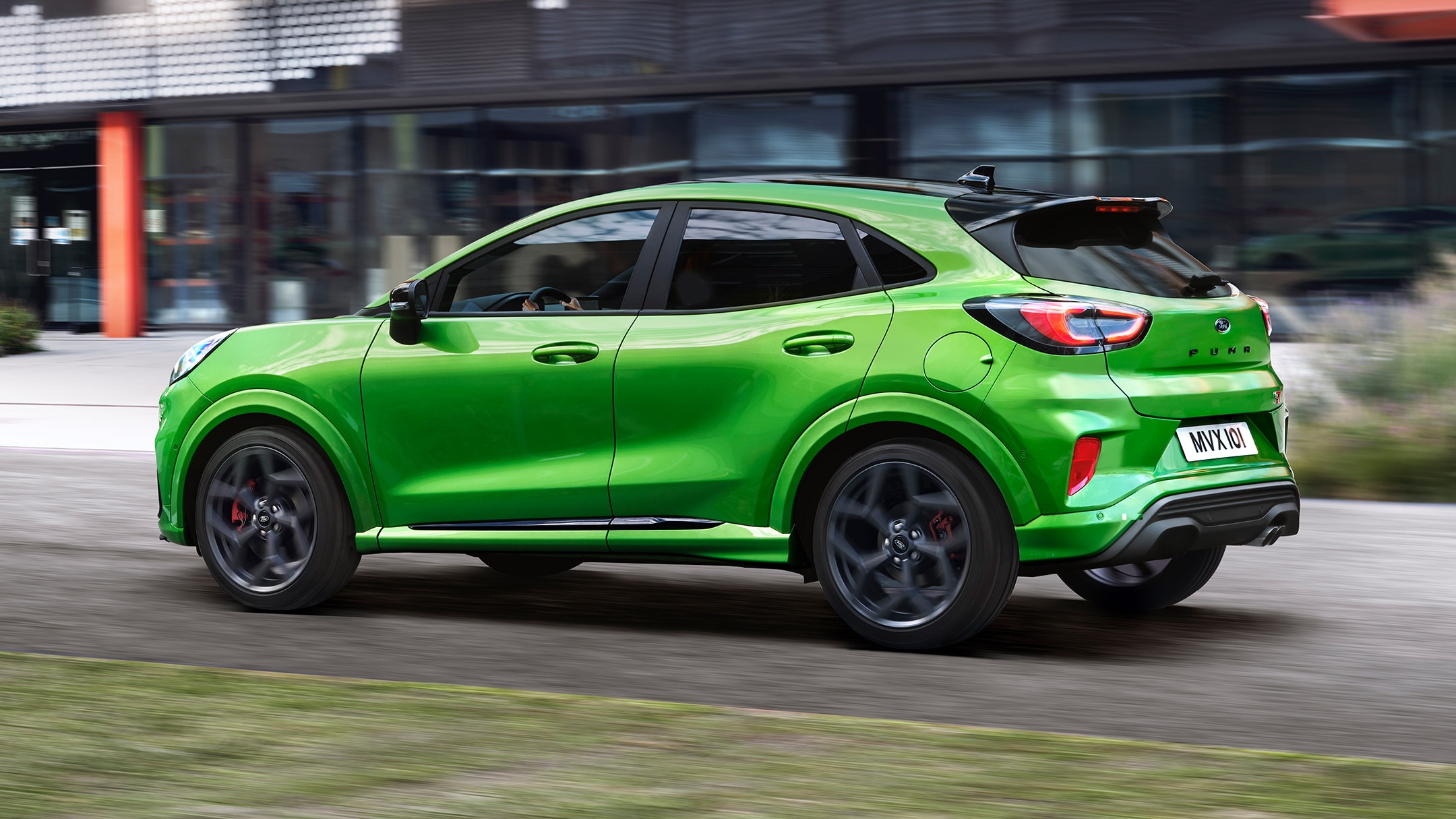 Zijaanzicht van de rijdende Ford Puma ST-X