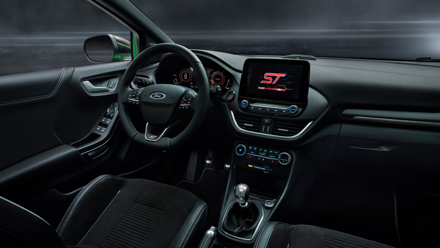 Het interieur met touchcreen in de Ford Puma ST-X