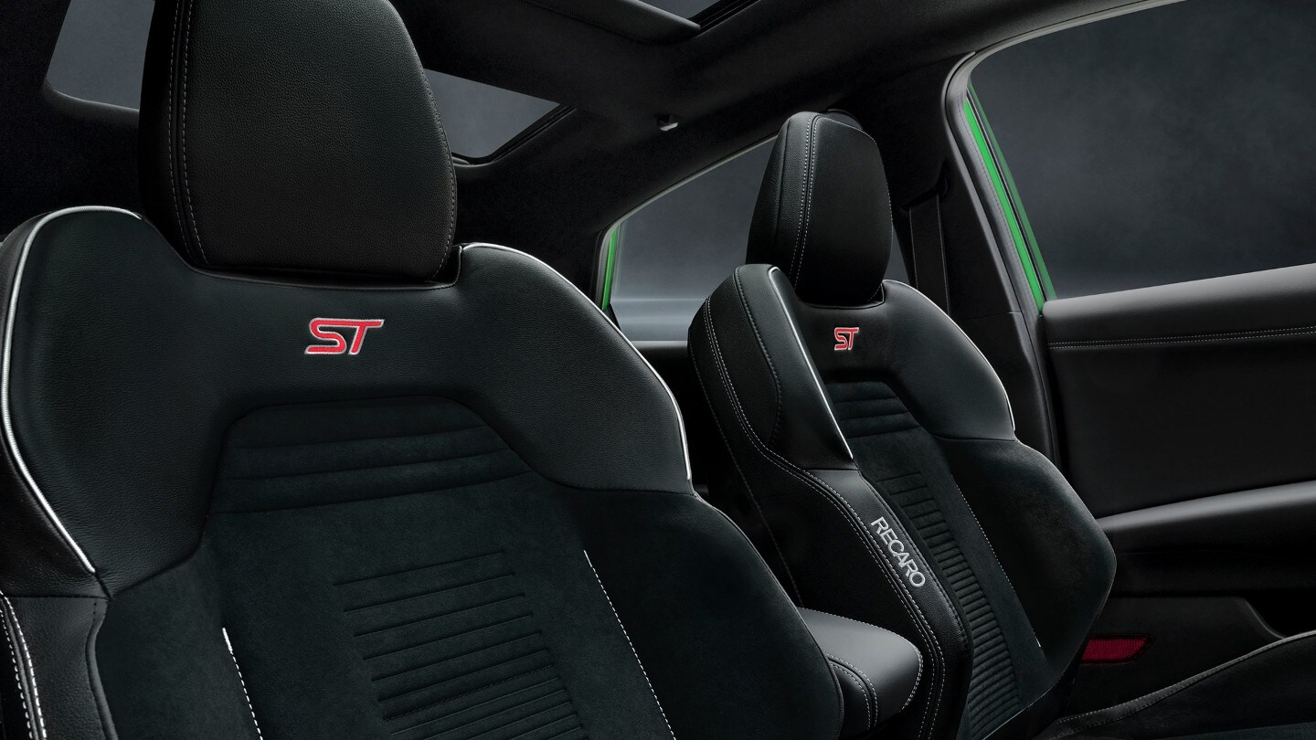 De voorstoelen in de Ford Puma ST-X 