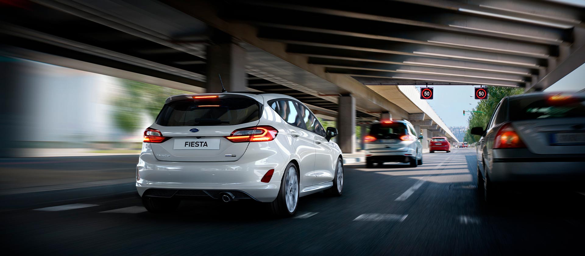 Zilveren Ford Fiesta Zetec (ook bekend als Fiesta Style) rijdend op de snelweg.