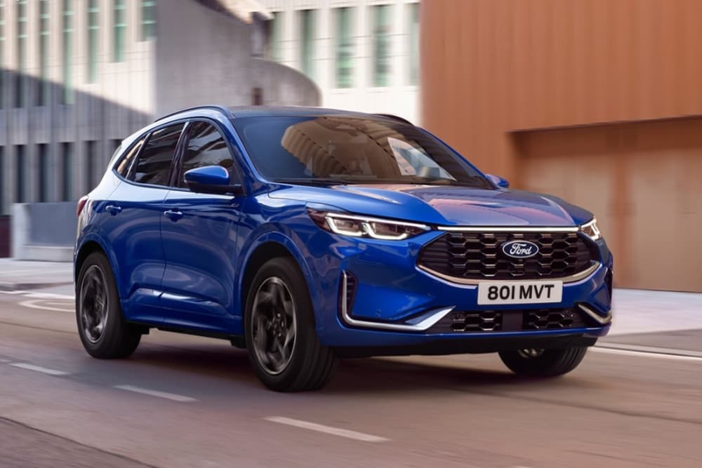 Rode Ford Kuga PHEV op een bergweg.