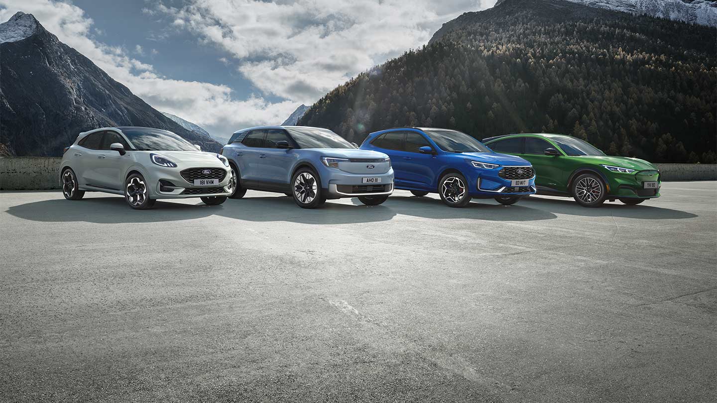 Drie auto's naast elkaar — Puma, elektrische Explorer en Kuga — alternatieven voor de Ford Fiesta.