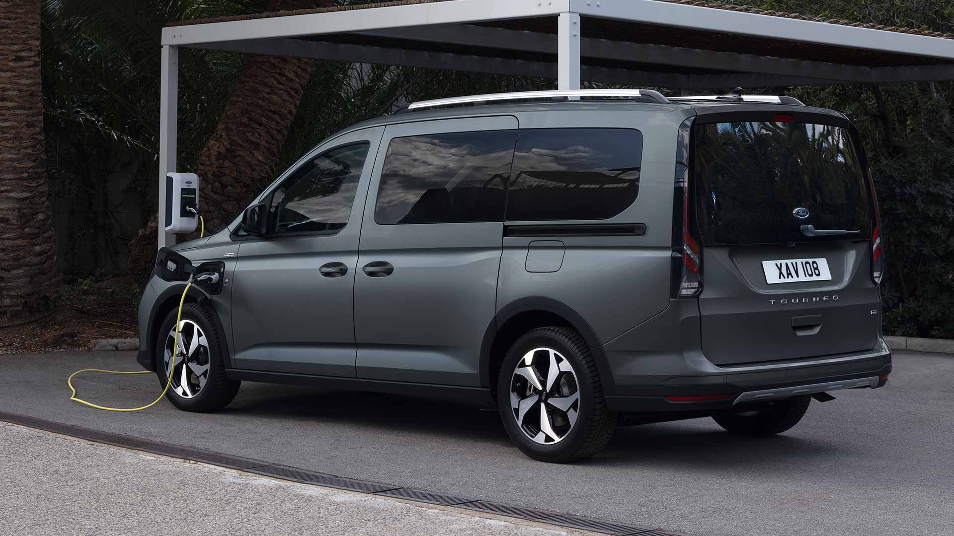 Driekwart achteraanzicht van de Ford Tourneo Connect PHEV