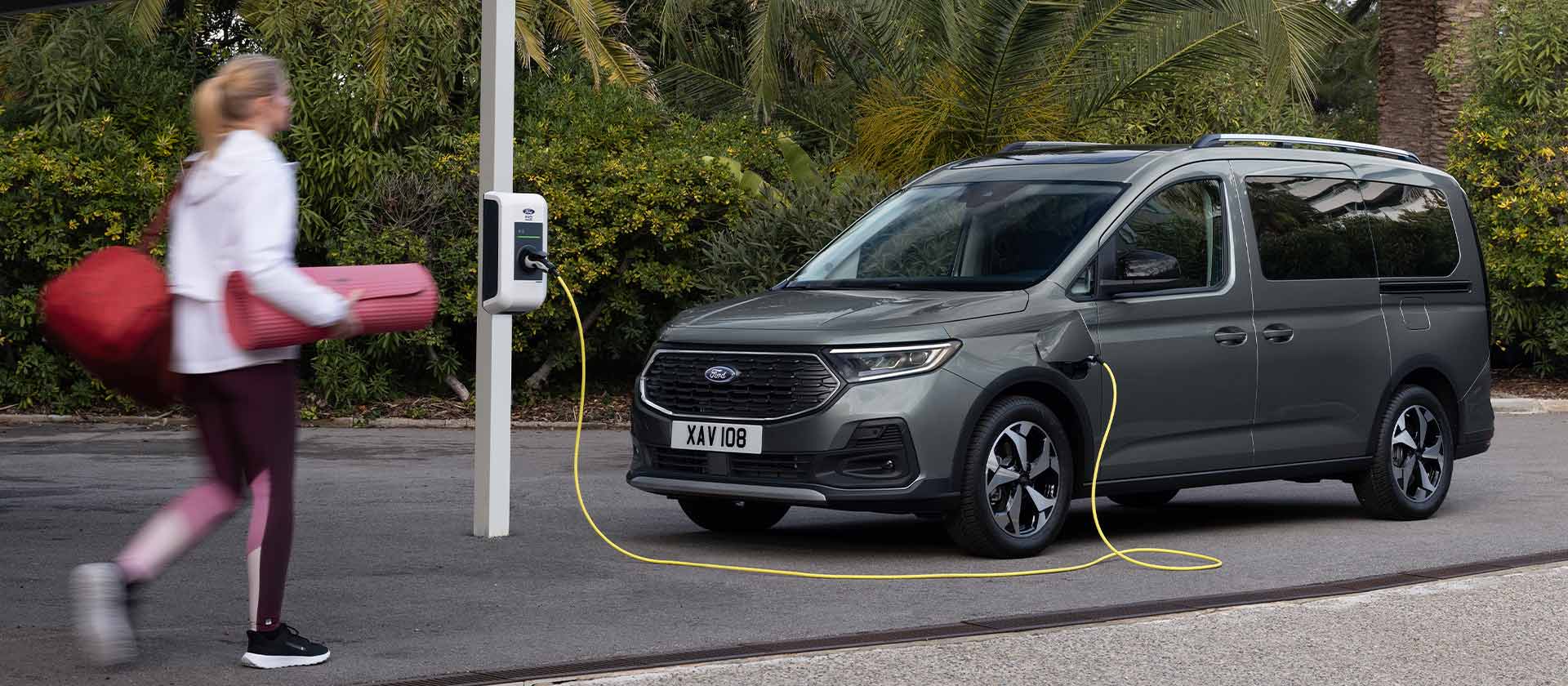 Vooraanzicht van de Ford Tourneo Connect PHEV