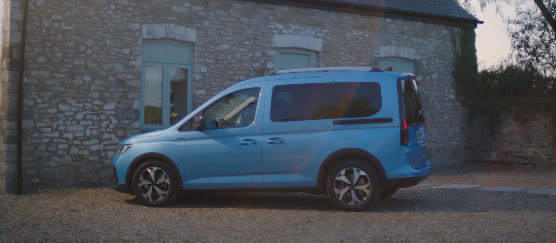 Zijaanzicht van de Ford Tourneo Connect PHEV