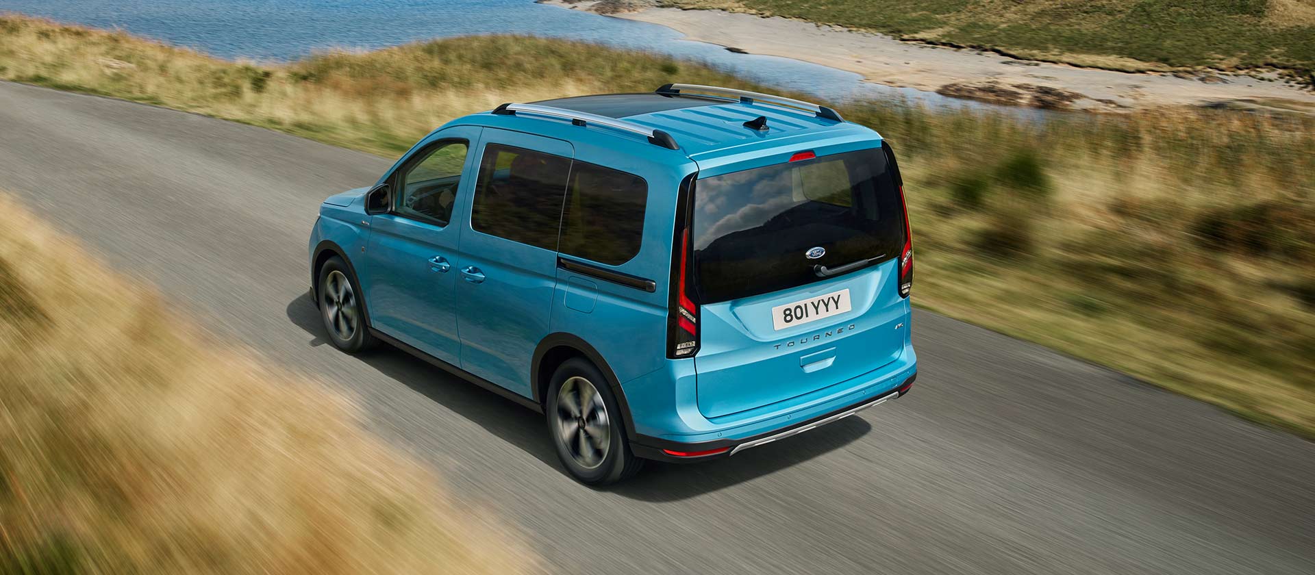 Driekwart achteraanzicht van de Ford Tourneo Connect PHEV