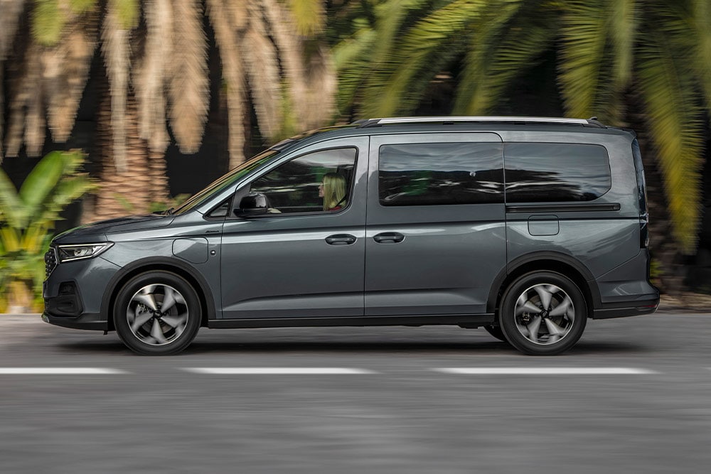 Zijaanzicht van de Ford Tourneo Connect PHEV