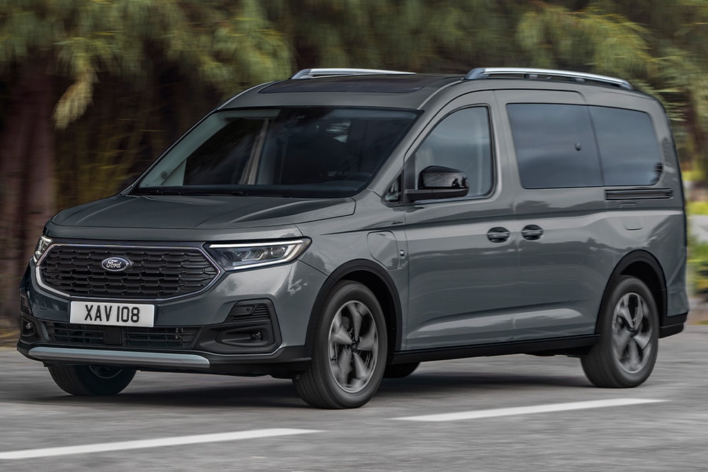 Driekwart vooraanzicht van de Ford Transit Connect PHEV