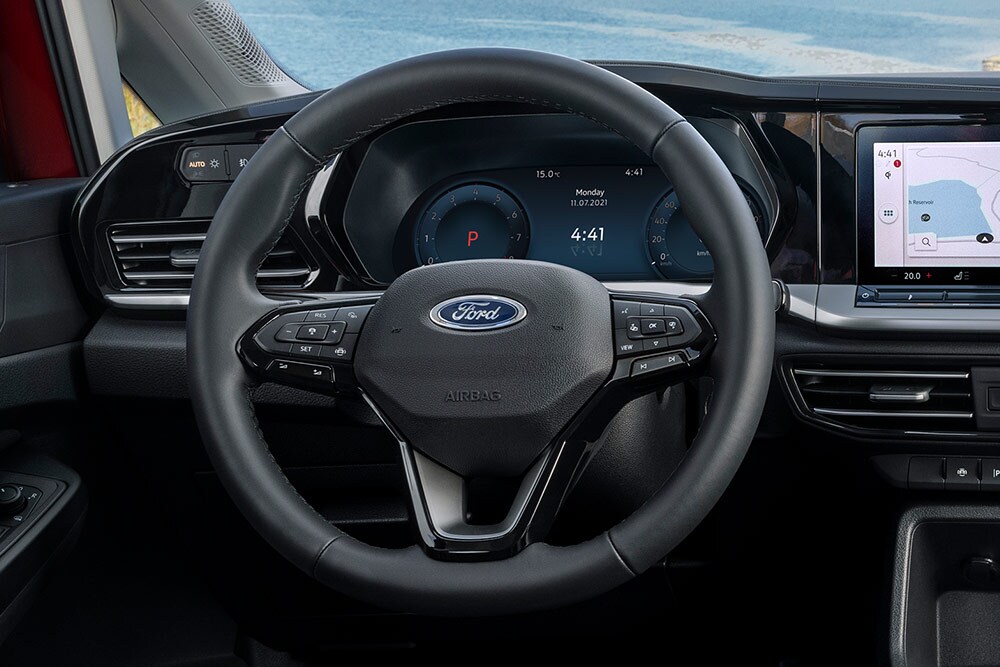 Interieur van de Ford Tourneo Connect PHEV met het dashboard