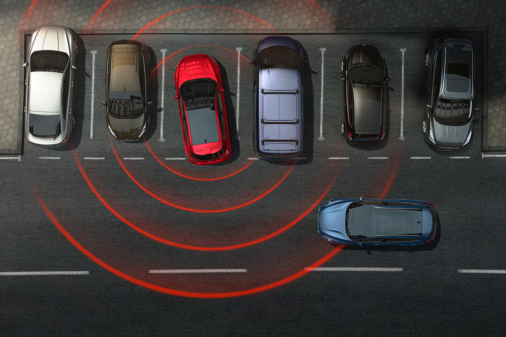 Grafische weergave van een achteruitrijdende Ford met Cross Traffic Alert actief