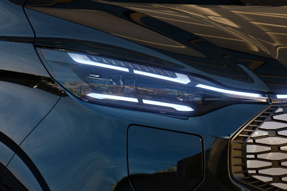 Close-up van de verlichte ledkoplampen van de Ford Tourneo Custom.