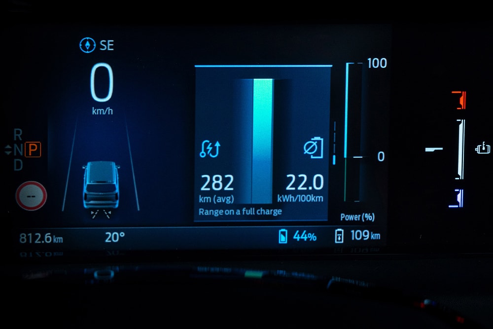 Het digitale instrumentenpaneel van de Ford Tourneo Custom toont informatie zoals snelheid, vermogen en actieradius.