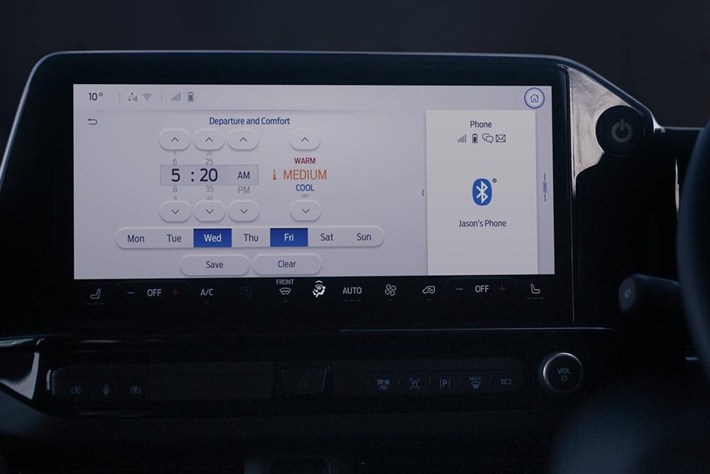 Het dashboardscherm van de E-Tourneo Custom toont de vertrek- en comfortinstellingen, waaronder geplande voorconditionering.